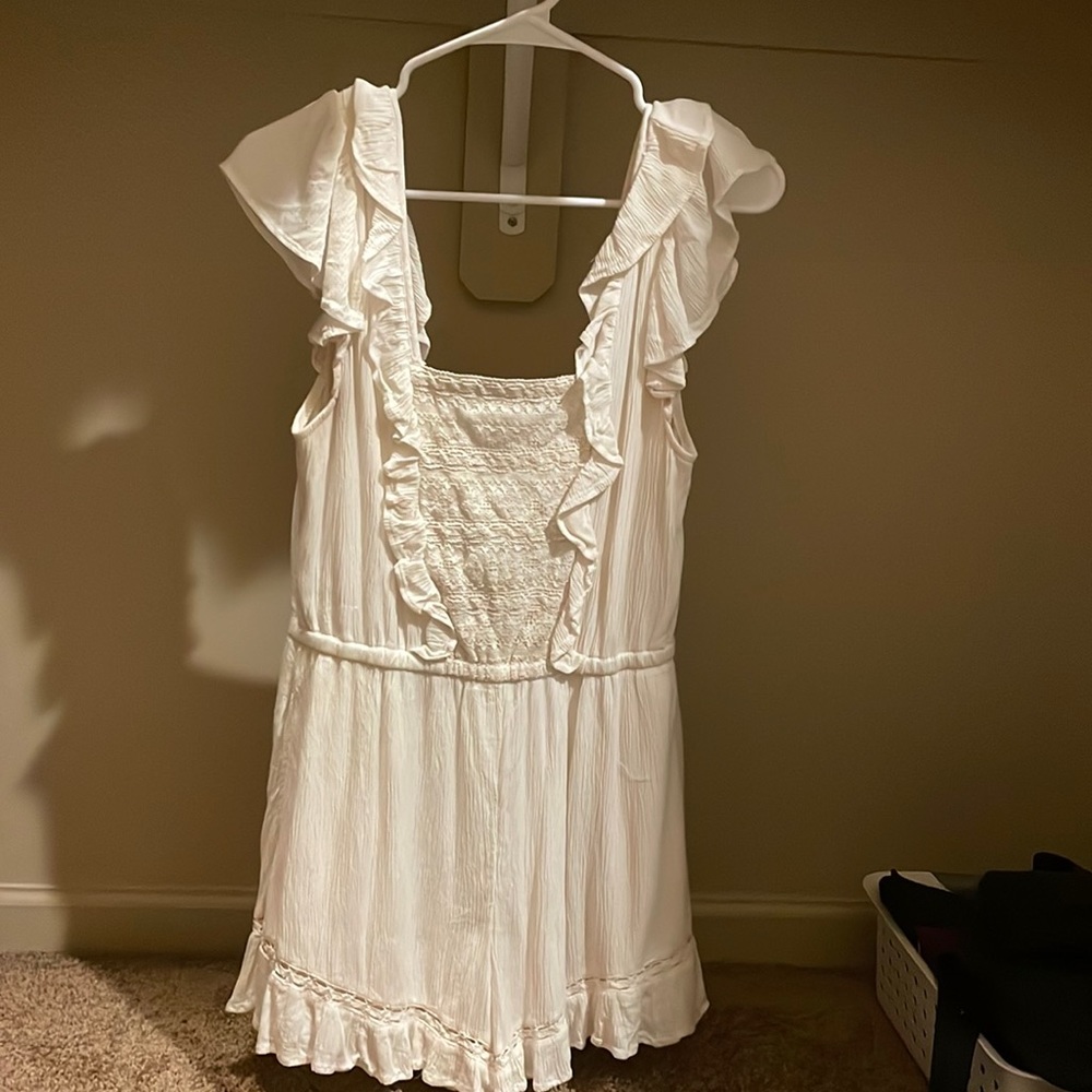 White ruffle sleeve romper American Eagle - Size Small